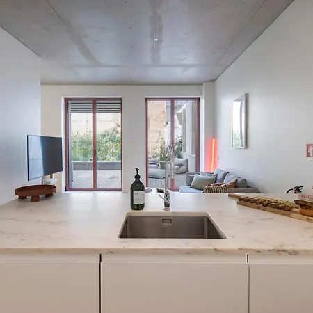 Deluxe 2bdr W/ Patio By Lovelystay Apartment