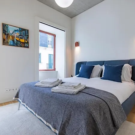 Deluxe 2bdr W/ Patio By Lovelystay