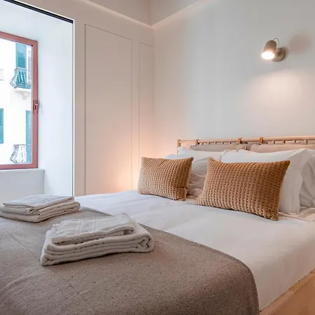 Deluxe 2bdr W/ Patio By Lovelystay Apartment