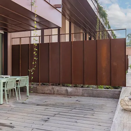 Deluxe 2bdr W/ Patio By Lovelystay