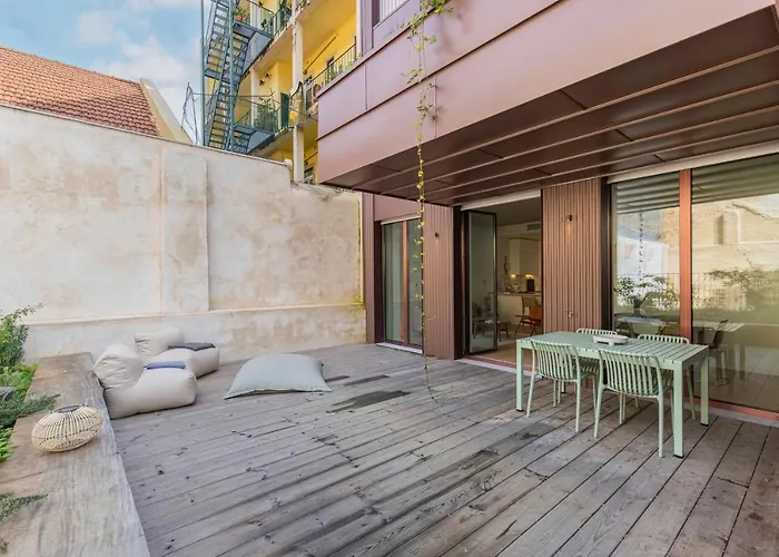 Deluxe 2bdr W/ Patio By Lovelystay リスボン