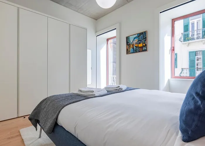 Deluxe 2bdr W/ Patio By Lovelystay * リスボン