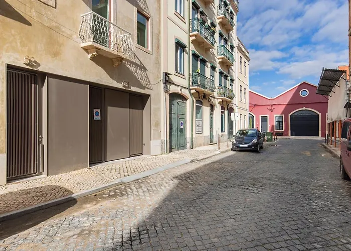 Deluxe 2bdr W/ Patio By Lovelystay * リスボン