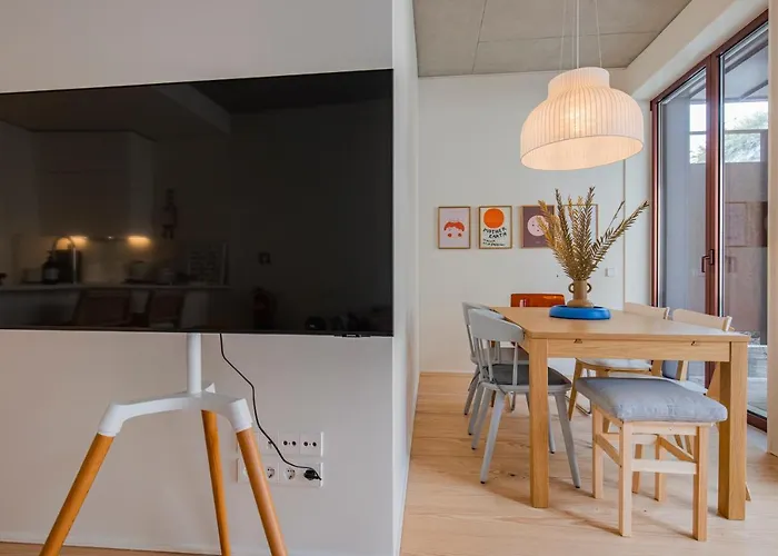 Deluxe 2bdr W/ Patio By Lovelystay リスボン