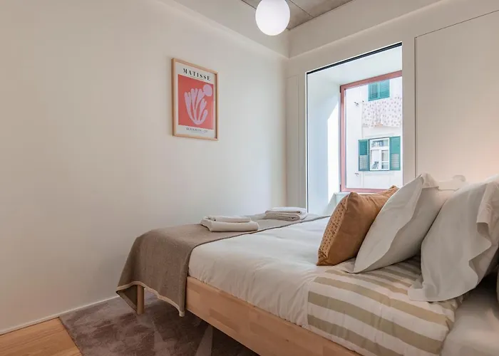 Deluxe 2bdr W/ Patio By Lovelystay リスボン