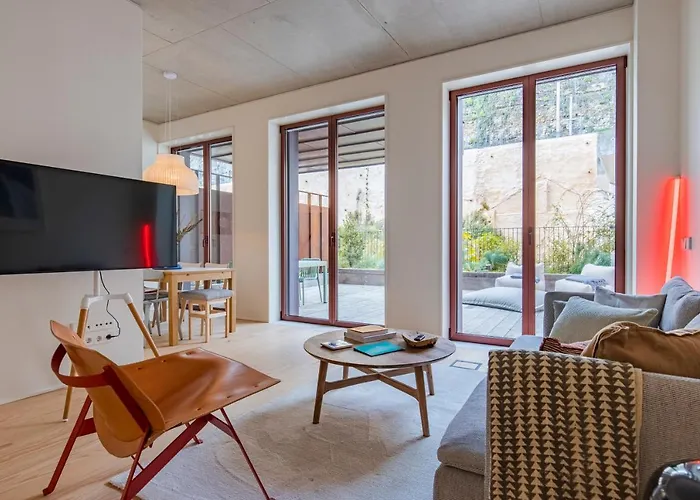 Deluxe 2bdr W/ Patio By Lovelystay * リスボン