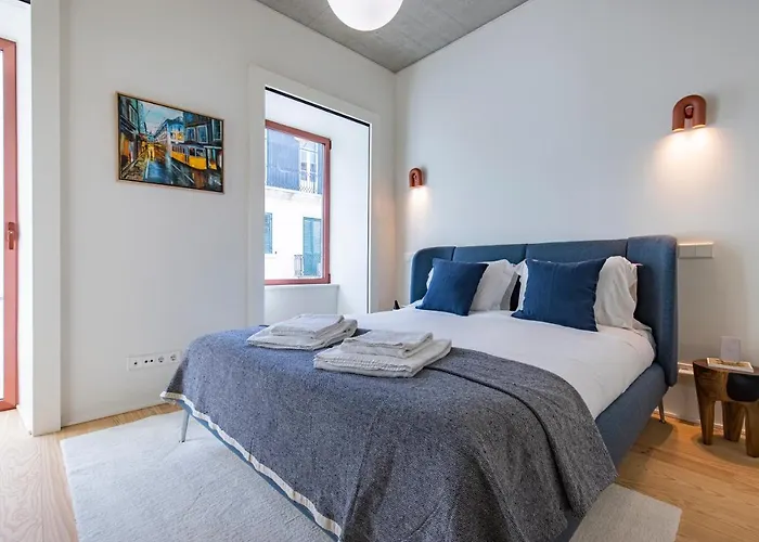 Deluxe 2bdr W/ Patio By Lovelystay