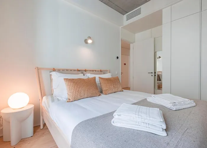 Deluxe 2bdr W/ Patio By Lovelystay アパート リスボン