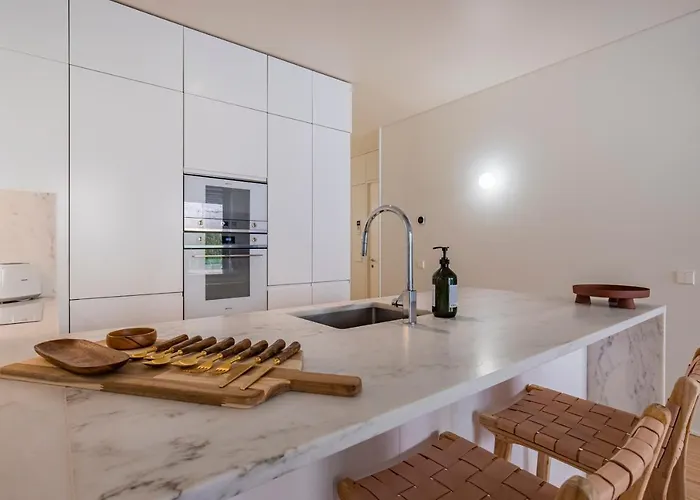 Deluxe 2bdr W/ Patio By Lovelystay * リスボン