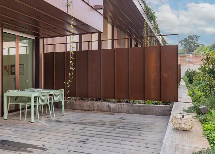 Deluxe 2bdr W/ Patio By Lovelystay