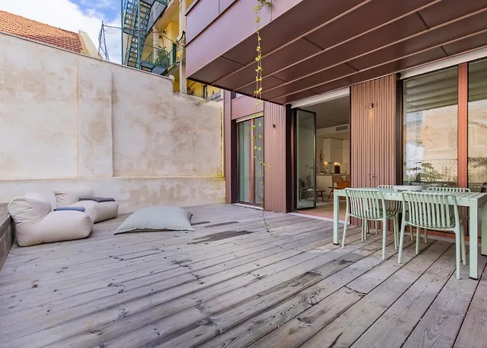 Deluxe 2bdr W/ Patio By Lovelystay リスボン