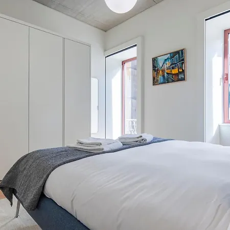 Deluxe 2bdr W/ Patio By Lovelystay * ליסבון