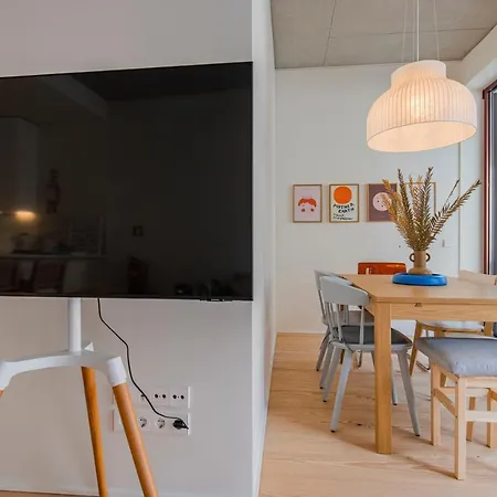 Deluxe 2bdr W/ Patio By Lovelystay ליסבון