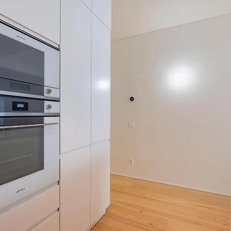 דירה Deluxe 2bdr W/ Patio By Lovelystay ליסבון