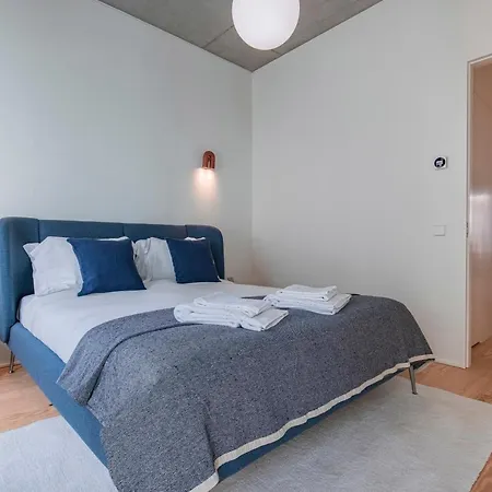 Deluxe 2bdr W/ Patio By Lovelystay דירה