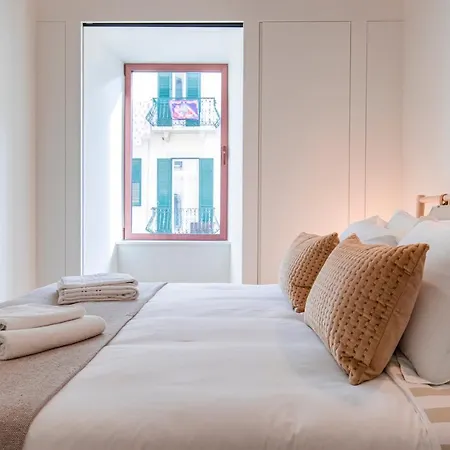 דירה Deluxe 2bdr W/ Patio By Lovelystay ליסבון