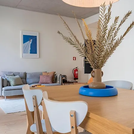 Deluxe 2bdr W/ Patio By Lovelystay דירה