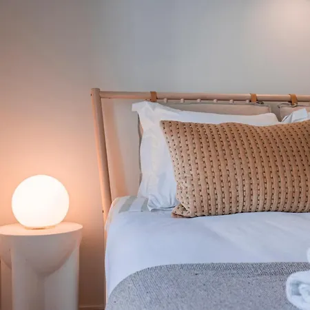 Deluxe 2bdr W/ Patio By Lovelystay * ליסבון